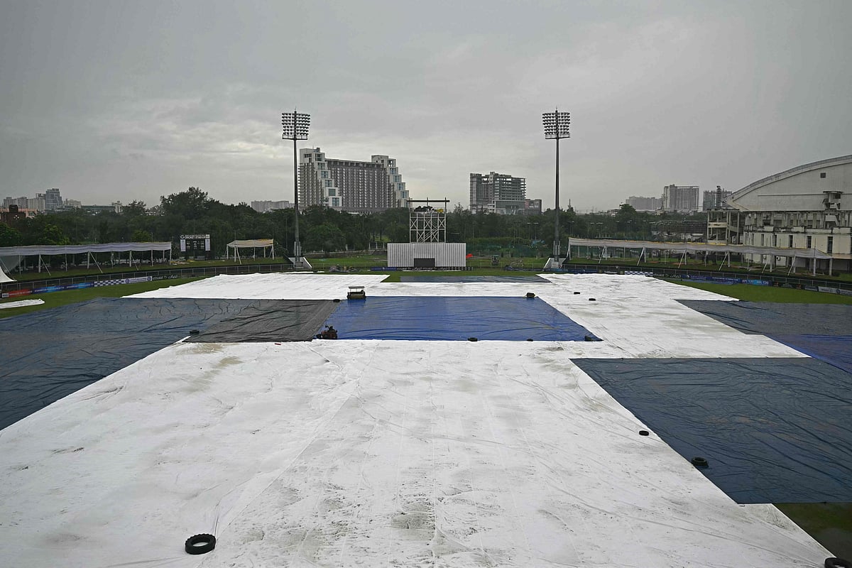 বৃষ্টির কারণে আজ খেলা শুরুর নির্ধারিত সময়ের আগেই পরিত্যক্ত ঘোষিত হয়েছে নয়ডা টেস্টের তৃতীয় দিনের খেলা