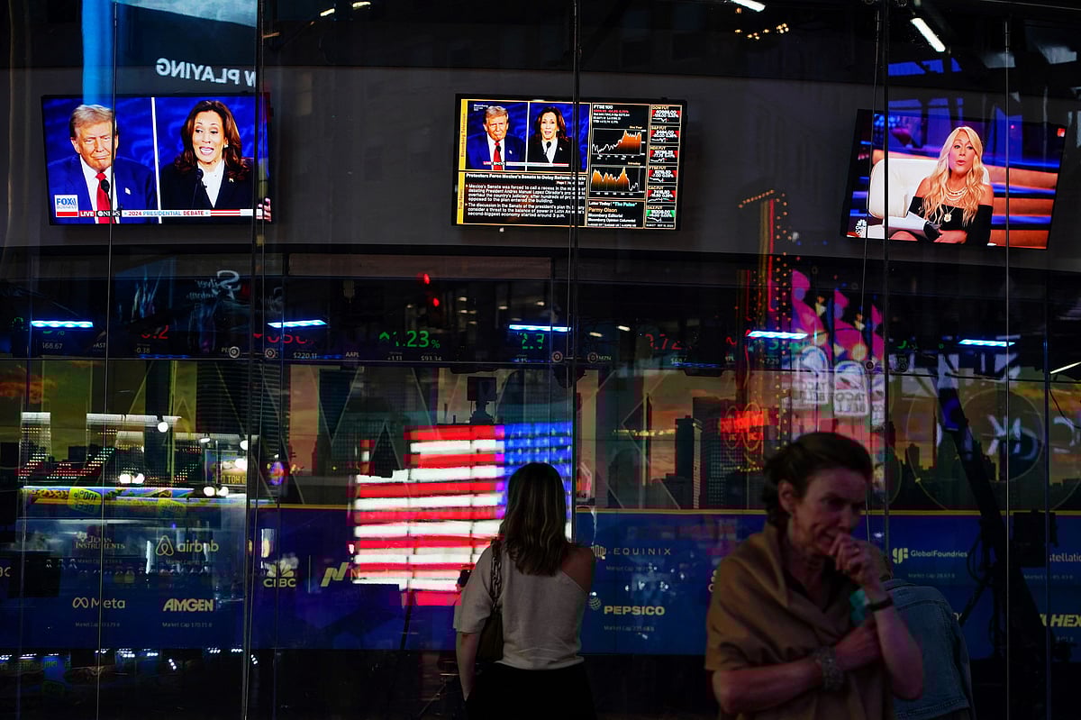 নিউইয়র্ক সিটিতে বড় বড় স্ক্রিনে ডেমোক্রেটিক পার্টির প্রার্থী কমলা হ্যারিস এবং রিপাবলিকান পার্টির প্রার্থী ডোনাল্ড ট্রাম্পের প্রথম নির্বাচনী বিতর্ক সরাসরি সম্প্রচার করা হচ্ছে। ১০ সেপ্টেম্বর, ২০২৪