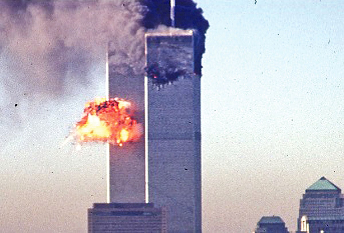 হামলায় নিউইয়র্কের বিশ্ব বাণিজ্য কেন্দ্রের সুউচ্চ জোড়া ভবন (টুইন টাওয়ার) জ্বলছে
