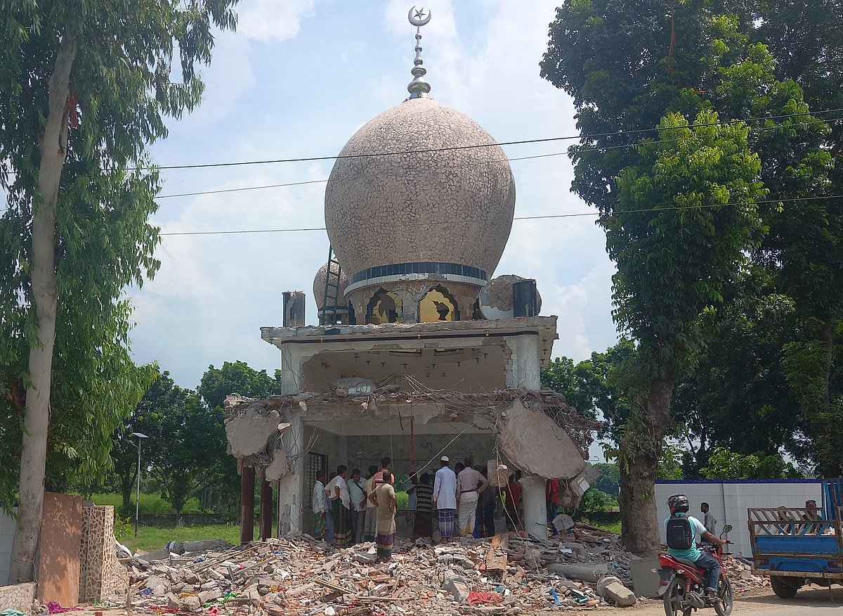 ঢাকার ধামরাইয়ে বুচাই পাগলার মাজারে হামলা চালিয়ে গুঁড়িয়ে দেওয়া হয়