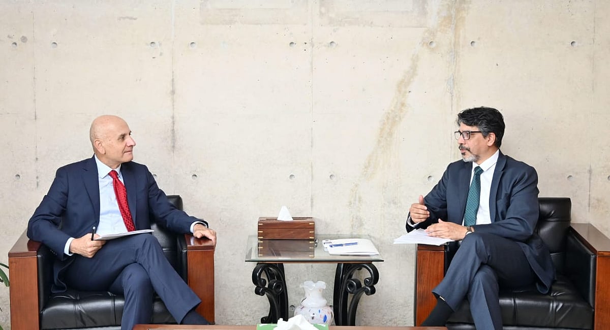 ঢাকায় নিযুক্ত ইতালির রাষ্ট্রদূত অ্যান্তোনিও আলেসান্দ্রো (বাঁয়ে) পররাষ্ট্রসচিব মো. জসীম উদ্দিনের সঙ্গে সৌজন্য সাক্ষাৎ করেন