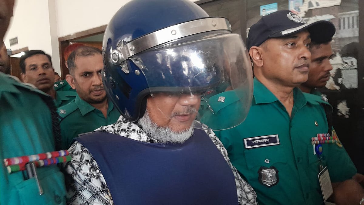 ডিএমপির সাবেক কমিশনার আছাদুজ্জামান মিয়াকে  আদালত থেকে হাজতখানায় নেওয়া হয়। ঢাকা, ১২ সেপ্টম্বর