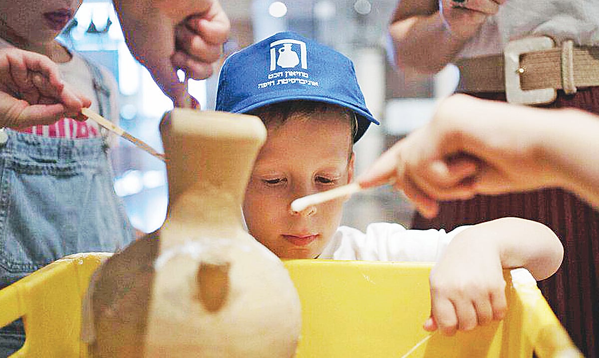 ভেঙে ফেলা পাত্র জোড়া লাগাচ্ছেন জাদুঘরের কর্মীরা