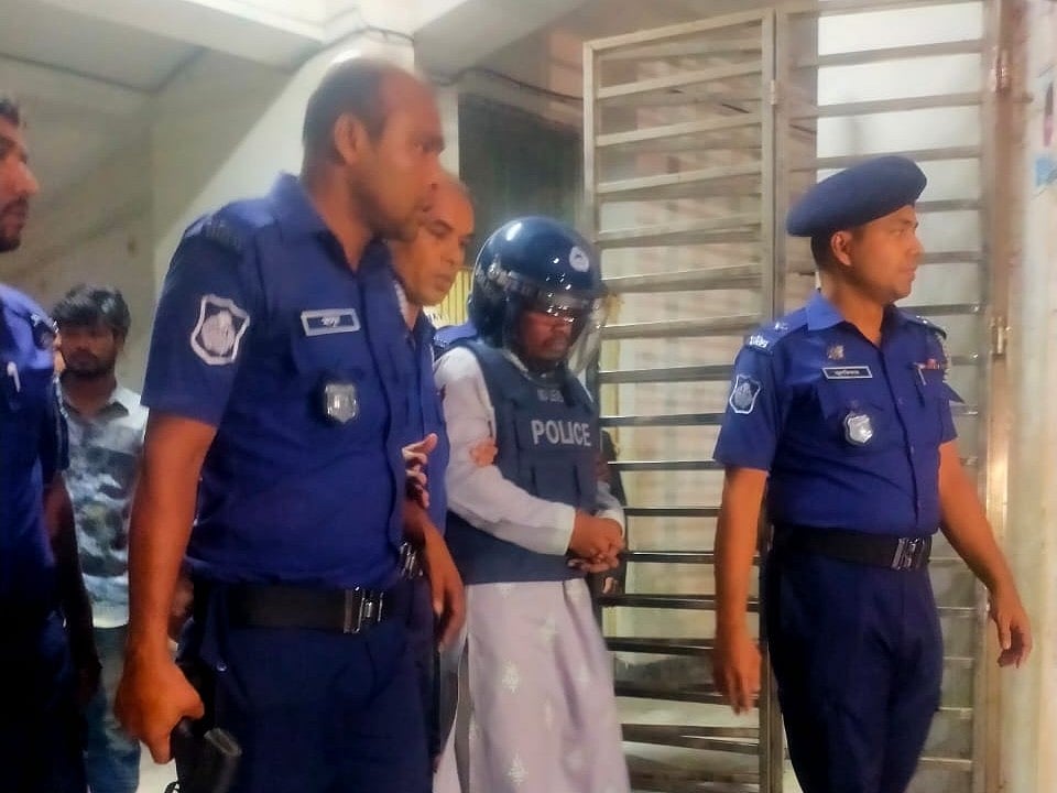 ঢাকা জেলা পুলিশের গোয়েন্দা শাখার পরিদর্শক আরাফাত হোসেনকে আজ শুক্রবার আদালতে হাজির করা হয়