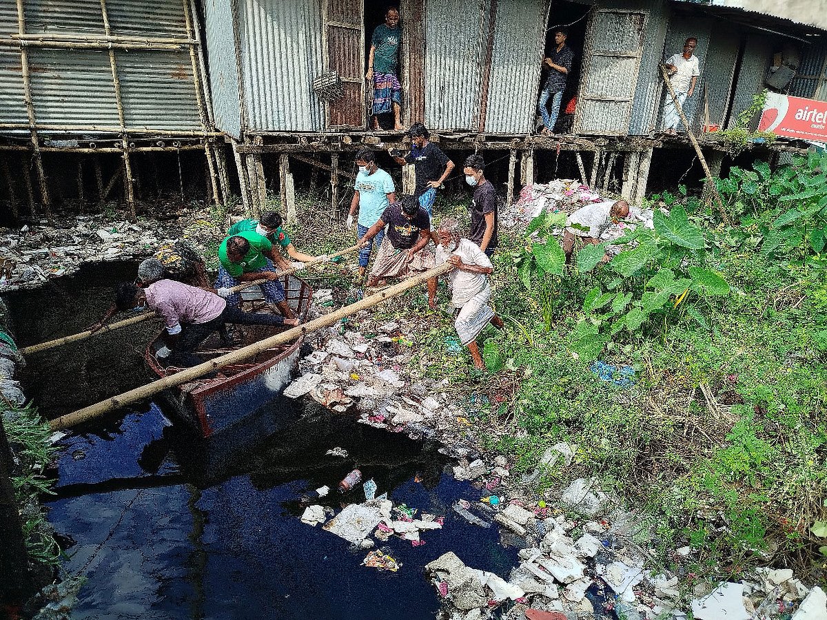 লক্ষ্মীপুরের বিরেন্দ্র খালের ময়লা-আবর্জনা পরিষ্কার করছেন স্বেচ্ছাসেবীরা। দীর্ঘদিন বর্জ্যে খালের পানিপ্রবাহ বন্ধ ছিল। গতকাল বৃহস্পতিবার রামগঞ্জ পৌর এলাকায়