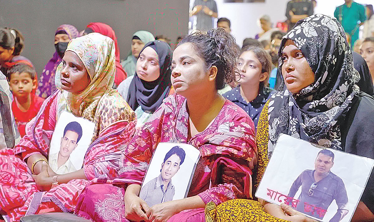 গুমের শিকার ব্যক্তিদের ছবি নিয়ে গত কয়েক বছরে বিভিন্ন সভা–সমাবেশে হাজির হয়েছিলেন তাঁদের পরিবারের সদস্যরা। গুমের শিকার হওয়া অনেকে জীবিত ফিরে এলেও কারও কারও খোঁজ এখনো পাওয়া যায়নি