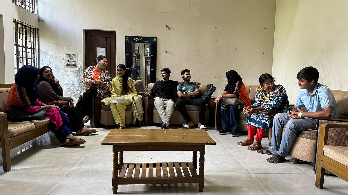 বিশ্ববিদ্যালয়ের বঙ্গবন্ধু শেখ মুজিবুর রহমান হলের গেস্টরুমে আড্ডা দিচ্ছেন শিক্ষার্থীরা