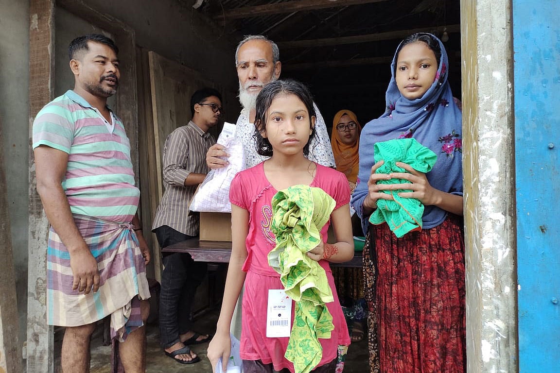 নোয়াখালীতে প্রথম আলো ট্রাষ্টের উদ্যোগে ৪৫০ জন বন্যার্ত মানুষের মাঝে নতুন কাপড় বিতরণ করা হয়েছে। আজ দুপুরে বেগমগঞ্জ উপজেলার ছয়ানী ইউনিয়নের বড় মেহেদীপুর গ্রামে
