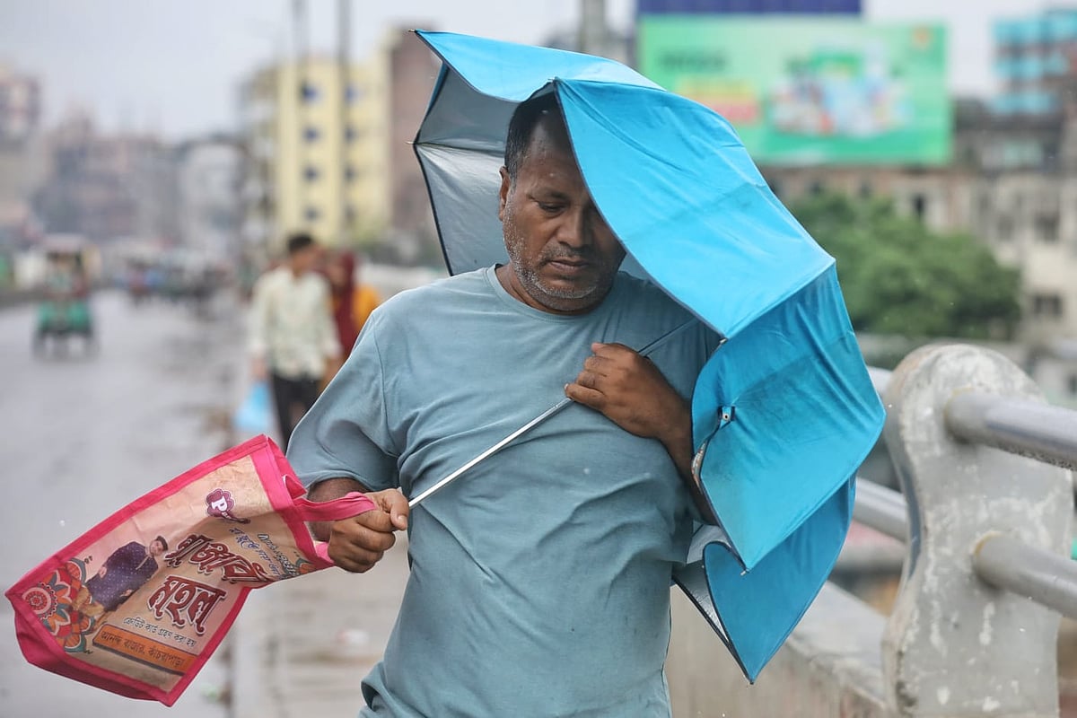 রাজধানীতে সারাদিনই ছিল গুঁড়ি গুঁড়ি বৃষ্টি আর ঝড়ো বাতাস। বাবু বাজার এলাকা