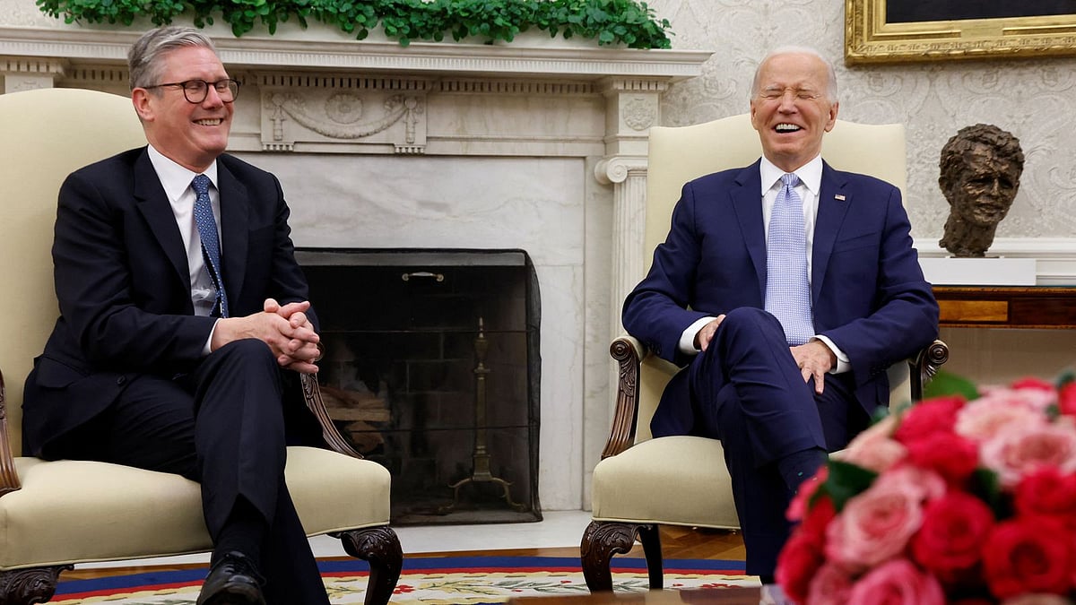 যুক্তরাষ্ট্রের প্রেসিডেন্ট জো বাইডেন (ডানে) ও যুক্তরাজ্যের প্রধানমন্ত্রী কিয়ার স্টারমার