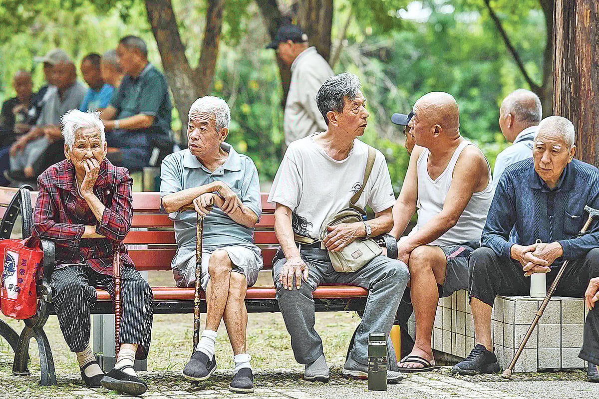পার্কে অবসর সময় কাটাচ্ছেন কয়েকজন প্রবীণ ব্যক্তি। গতকাল চীনের আনহুই প্রদেশের ফুয়াংয়ে