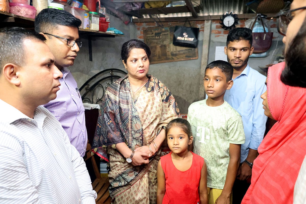 গণআন্দোলনে নিহত আসবাব তৈরির মিস্ত্রি মো. ফারুকের স্ত্রী-সন্তানের সঙ্গে সাক্ষাৎ করেন চট্টগ্রামের জেলা প্রশাসক ফরিদা খানম। আজ দুপুর দুইটায় নগরের লালখান বাজারের টাংকির পাহাড় এলাকায়