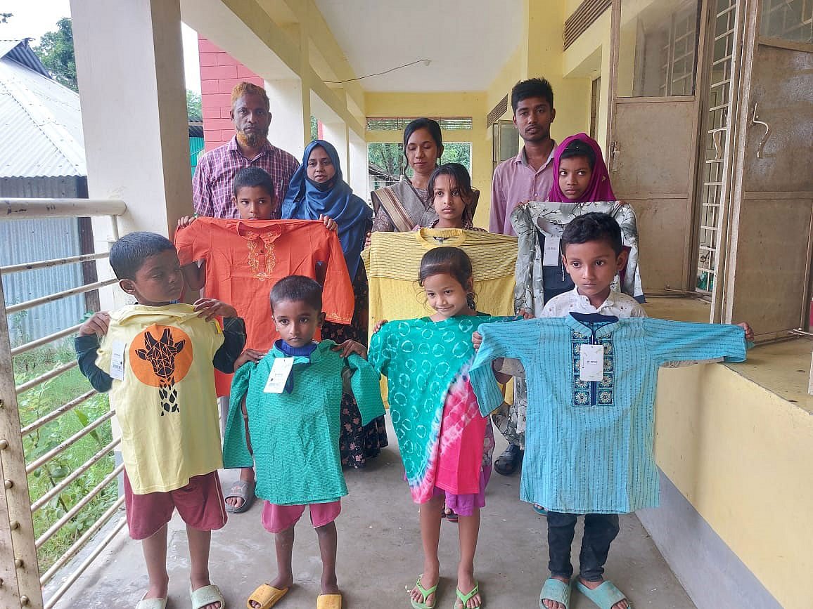ফেনীর সোনাগাজীতে প্রথম আলো ট্রাস্টের দেওয়া নতুন জামা হাতে শিশুরা। আজ দুপুরে উপজেলার বকুলতলা সরকারি প্রাথমিক বিদ্যালয় চত্বরে