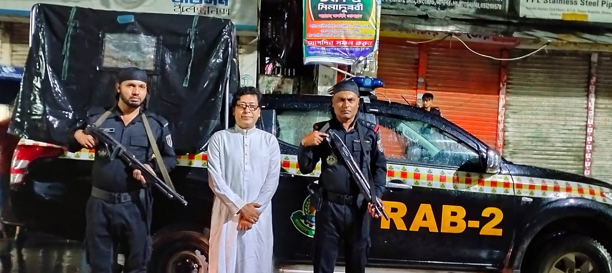 সাবেক জনপ্রশাসনমন্ত্রী ফরহাদ হোসেনকে শনিবার দিবাগত রাতে রাজধানীর ইস্কাটন এলাকা থেকে গ্রেপ্তার করার কথা জানায় র্যাব