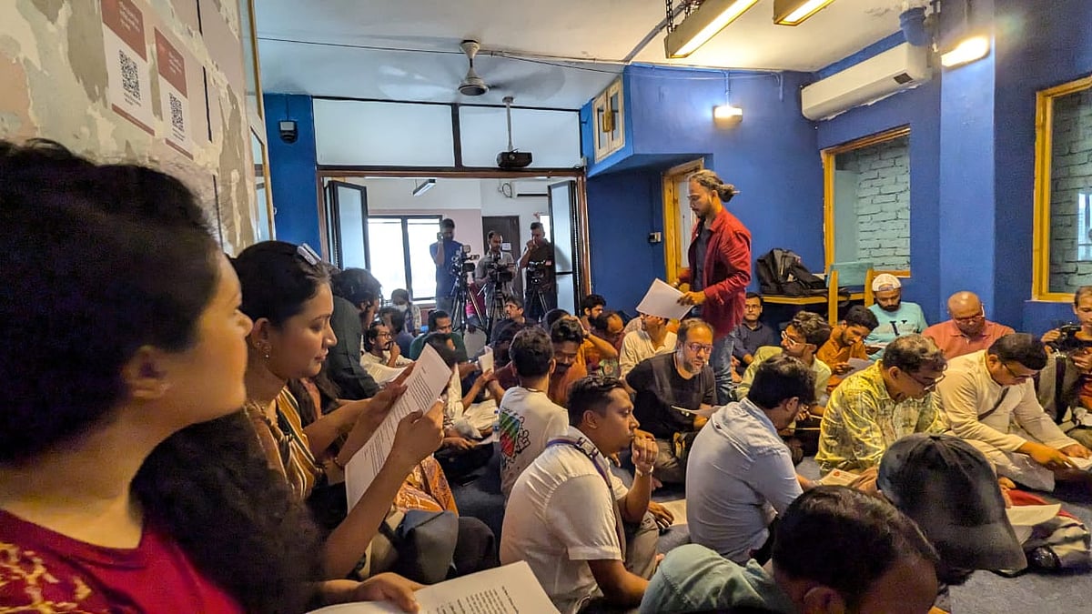 গতকাল শুক্রবার বিকেল ৪টায় ঢাকার গ্রাউন্ড জিরোতে আলোচনায় বসেছিলেন দেশের প্রায় শতাধিক চলচ্চিত্রকর্মী