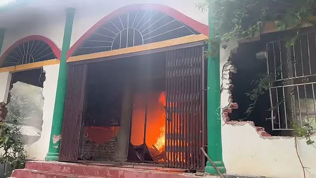 শরীয়তপুরের জাজিরায় ফকির করিম শাহের মাজার ওরফে আরশেদ পাগলার মাজার ভাঙচুর করার পর অগ্নিসংযোগ করা হয়। গতকাল শুক্রবার দুপুরে জাজিরার মেহের আলী মাদবরকান্দি গ্রামে