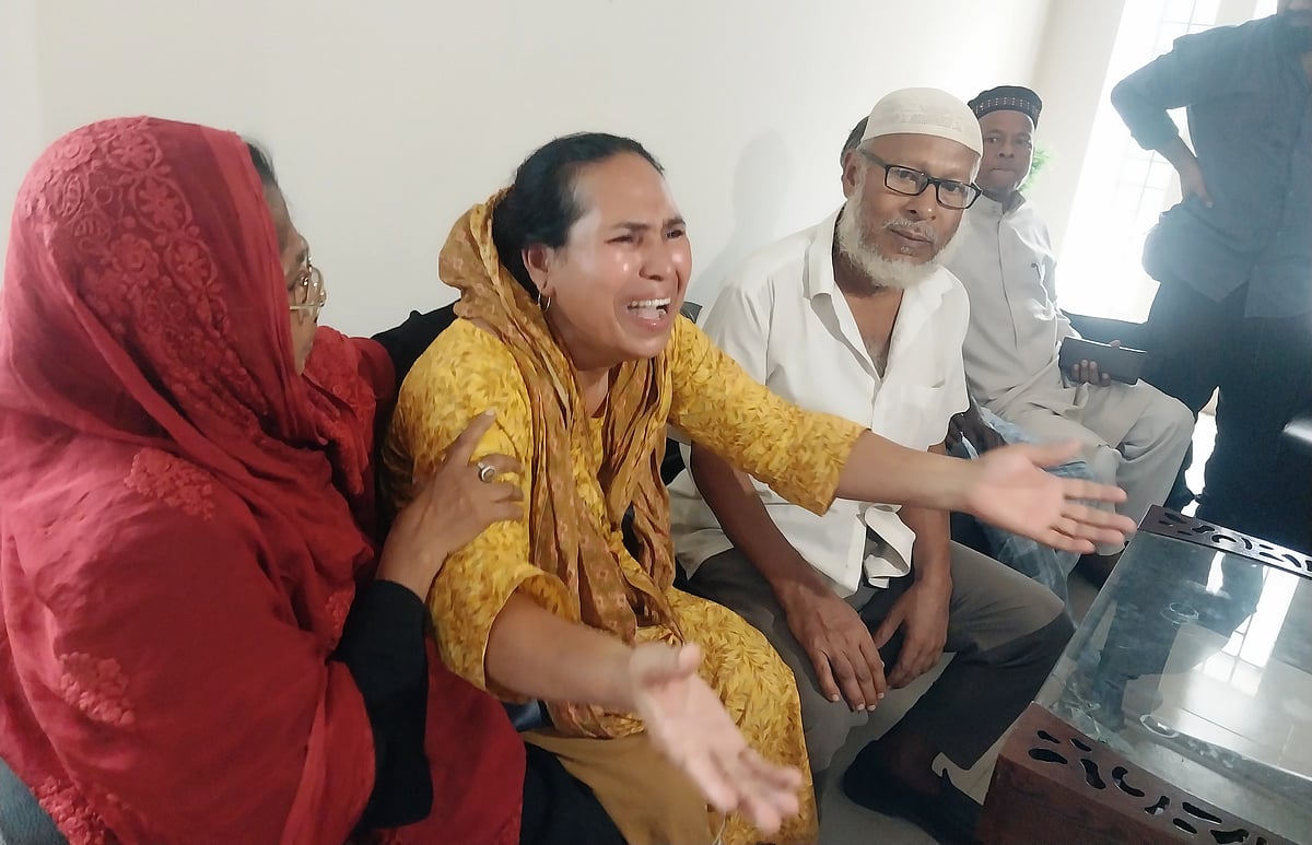 মেয়ে হত্যার বিচার চেয়ে কান্নায় ভেঙে পড়েন মা আইরিন আক্তার। গতকাল শুক্রবার দুপুরে ঢাকার নবাবগঞ্জ থানায়