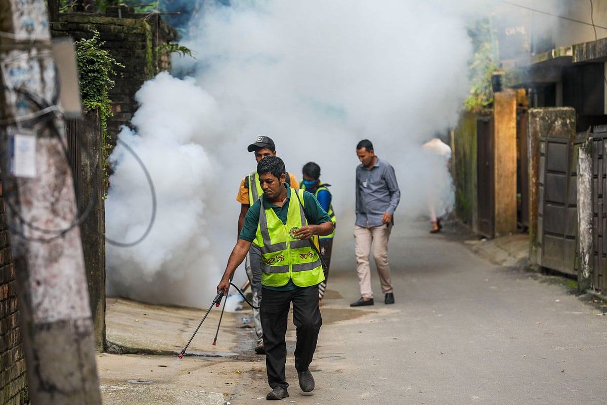 চট্টগ্রাম নগরের নন্দনকানন ১ নম্ব্র গলি এলাকায় মশার ওষুধ ছিটাচ্ছেন সিটি করপোরেশনের লোকজন। গতকাল বিকেল ৫টায়
