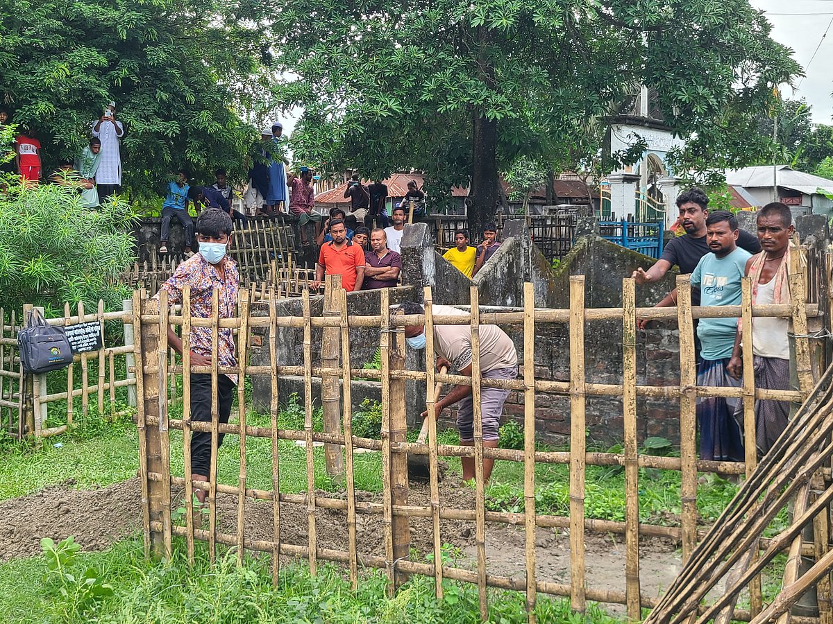 রংপুরে বৈষম্যবিরোধী ছাত্র আন্দোলনে গুলিবিদ্ধ হয়ে নিহত স্বর্ণশ্রমিক মুসলিম উদ্দিনের মরদেহ ময়নাতদন্তের জন্য তোলা হচ্ছে