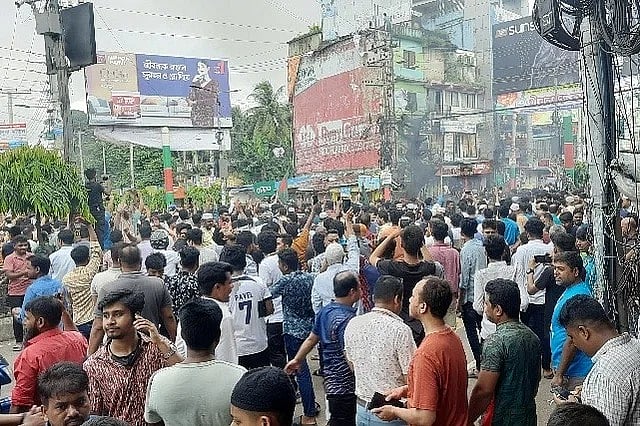 শেখ হাসিনা সরকারের পতনের পর ফেনীর ট্রাংক রোডে জনতার ঢল