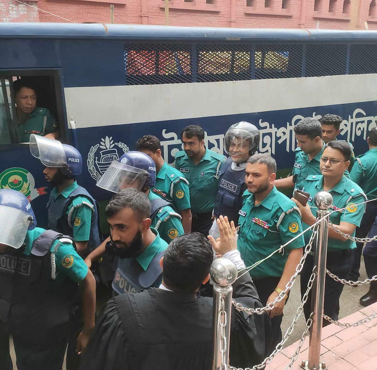 কড়া নিরাপত্তার মধ্য দিয়ে সাবেক সংসদ সদস্য এম এ লতিফকে কারাগার থেকে চট্টগ্রাম আদালতে আনা হয়। আজ দুপুরে