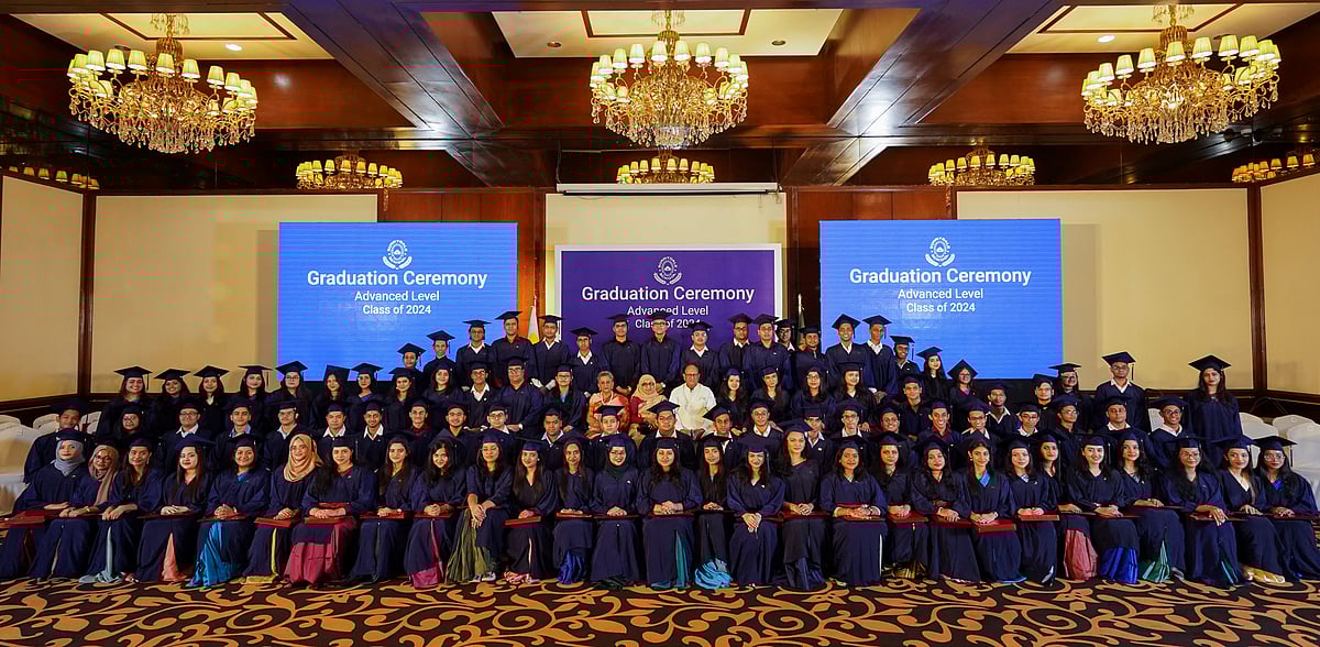 ইংরেজি মাধ্যম স্কুল সানিডেইলের স্নাতকদের সার্টিফিকেট প্রদান করা হয়