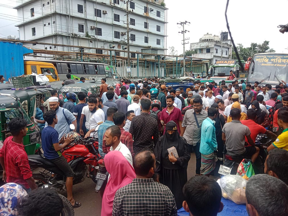 বকেয়া বেতন-ভাতার দাবিতে শ্রমিকদের সড়ক অবরোধ। আজ দুপুরে নোয়াখালীর বেগমগঞ্জের আলীপুর এলাকায় গ্লোব কারখানার সামনের সড়কে