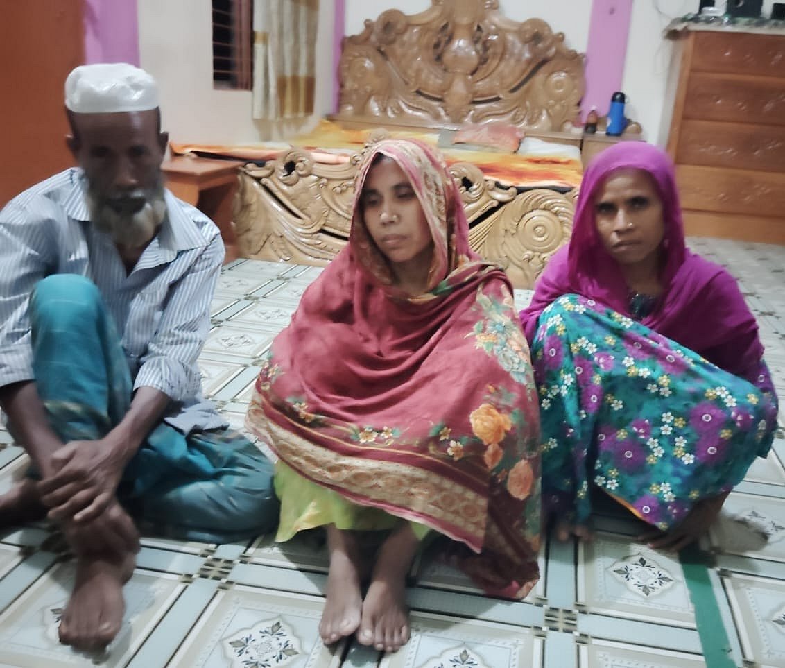 একমাত্র উপার্জনকারী মনিরকে হারিয়ে শোকাহত তাঁর পরিবারের সদস্যরা। গতকাল শনিবার বগুড়ার ধুনট উপজেলার কালেরপাড়া ইউনিয়নের আনারপুর গ্রামে