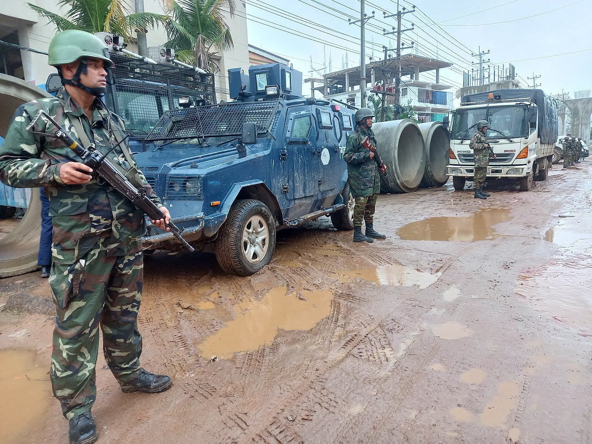 কারখানার সামনে নিরাপত্তার দায়িত্ব পালন করছেন সেনাবাহিনীর সদস্যরা। আজ রোববার সকাল ৯টার দিকে সাভারের আশুলিয়ার নরসিংহপুর এলাকায়