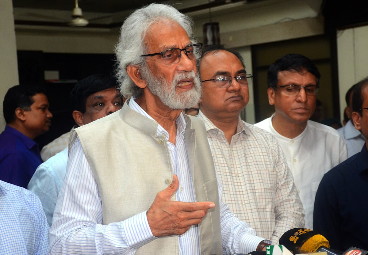 চট্টগ্রামে  সাংবাদিকদের উদ্দেশ্যে বক্তব্য দিচ্ছেন অন্তবর্তী সরকারের উপদেষ্টা  এ এফ হাসান আরিফ। আজ সকালে সার্কিট হাউসে