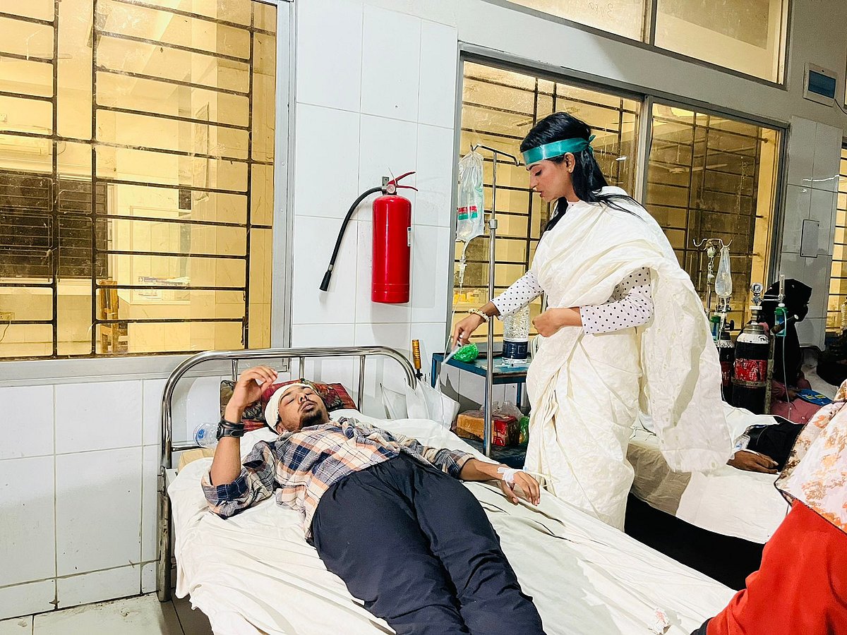 মাদারীপুরে বৈষম্যবিরোধীদের দুই পক্ষের দ্বন্দ্বে কাওয়ালি অনুষ্ঠানে হামলায় নারীসহ চারজন আহত হয়েছেন। রোববার রাতে মাদারীপুর ২৫০ শয্যা জেলা হাসপাতালে