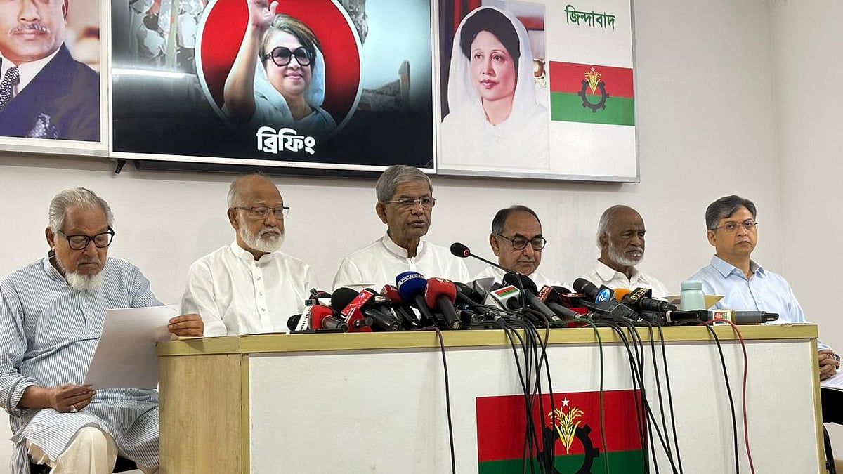 সংবাদ সম্মেলনে বিএনপির মহাসচিব মির্জা ফখরুল ইসলাম আলমগীরসহ অন্যরা। আজ রোববার বিএনপির চেয়ারপারসনের গুলশানের রাজনৈতিক কার্যালয়ে