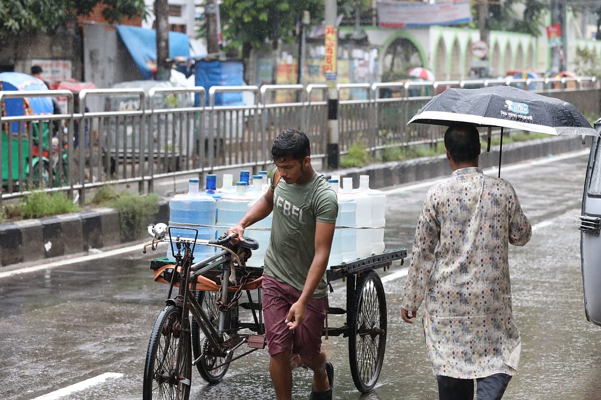 রাজধানীতে দিনভর কখনো ঝিরিঝিরি আবার কখনো মুষলধারে বৃষ্টি হয়েছে। ভোগান্তিতে পড়েছেন নগরবাসী। লালকুঠি, মিরপুর ১, ঢাকা