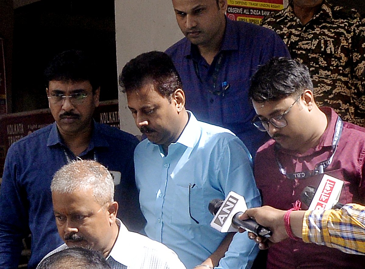 আলীপুর জাজ কোর্টে হাজির করার জন্য ১০ সেপ্টেম্বর নেওয়া হয় সন্দীপ ঘোষকে