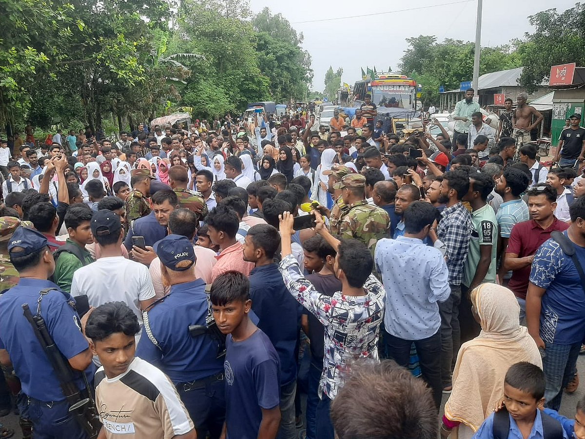 তারাগঞ্জ উপজেলার ঘনিরামপুর বড়গোলা উচ্চবিদ্যালয়ের প্রধান শিক্ষকের পদত্যাগের দাবিতে মহাসড়ক অবরোধ করেন শিক্ষার্থী, অভিভাবক ও স্থানীয় লোকজন। আজ রোববার দুপুরে উপজেলার বরাতি এলাকায় রংপুর-দিনাজপুর মহাসড়কে