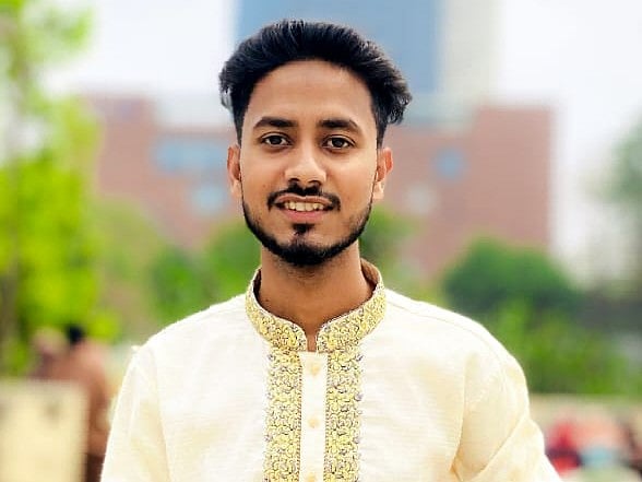 ডেঙ্গুতে আক্রান্ত হয়ে স্ত্রীকে নিয়ে হাসপাতালে ভর্তি হয়েছিলেন মো. জুয়েল। তিনি সুস্থ হলেও অন্তঃসত্ত্বা স্ত্রীকে বাঁচানো যায়নি