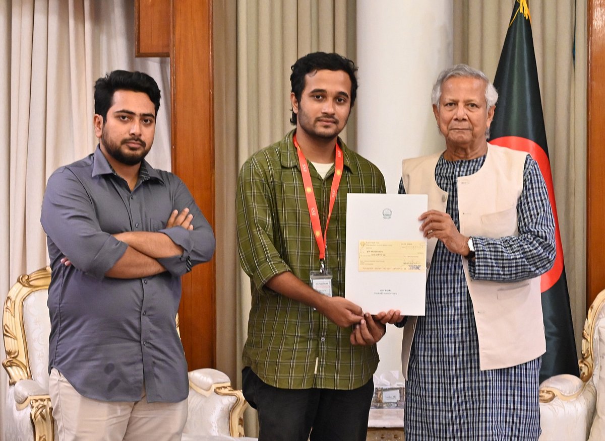 বৈষম্যবিরোধী ছাত্র আন্দোলনে নিহতদের স্বজন ও আহতদের সহায়তার জন্য গঠিত ‘জুলাই শহীদ স্মৃতি ফাউন্ডেশনে’ ১০০ কোটি টাকা অনুদান দিয়েছেন প্রধান উপদেষ্টা ড. মুহাম্মদ ইউনূস। গতকাল মঙ্গলবার প্রধান উপদেষ্টার কাছ থেকে চেকটি গ্রহণ করেন ফাউন্ডেশনের সাধারণ সম্পাদক মীর মাহবুবুর রহমান