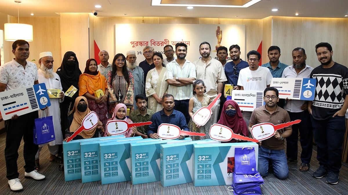 পুরস্কার বিজয়ীদের সঙ্গে অভিনেতা আফরান নিশো, সংগীতশিল্পী ইমরান মাহমুদুল, প্রথম আলোর ব্যবস্থাপনা সম্পাদক আনিসুল হক এবং স্কয়ার টয়লেট্রিজের হেড অব মার্কেটিং জেসমিন জামান