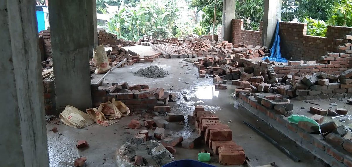 লক্ষ্মীপুরের রামগঞ্জ পৌরসভার রতনপুর এলাকায় কাউন্সিলরের নির্মাণাধীন তিন তলা বাড়িতে ভাঙচুর। আজ মঙ্গলবার সকালে তোলা ছবি