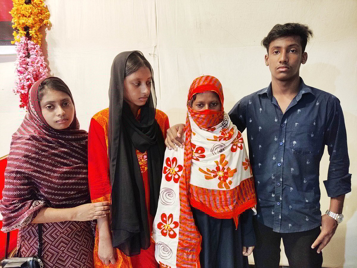 গুলিতে নিহত রিকশাচালক মতিউর রহমানের স্ত্রী ও তিন সন্তান। সম্প্রতি চাঁপাইনবাবগঞ্জের শিবগঞ্জ উপজেলার কমলাকান্তপুর গ্রামে