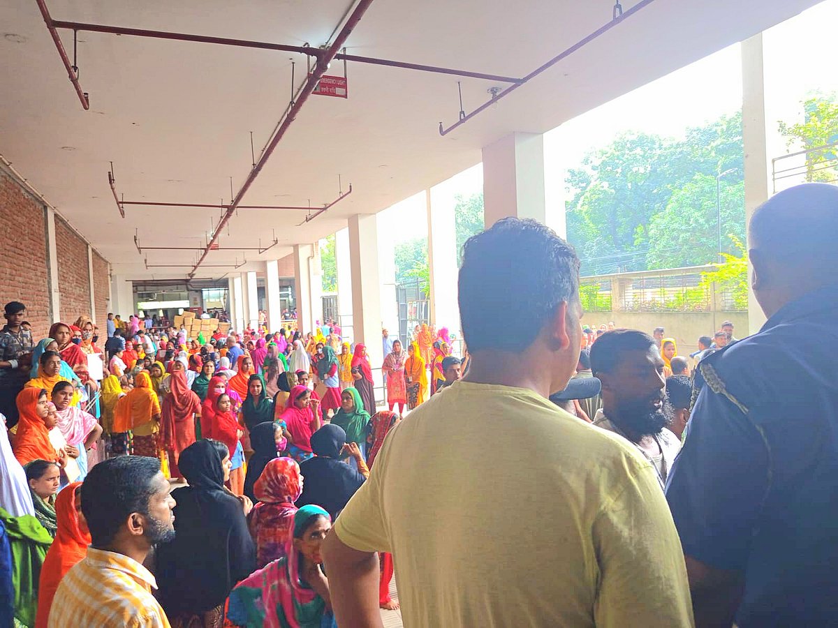 কর্মবিরতির একপর্যায়ে কারখানায় বিক্ষোভ শুরু করেন গার্মেন্টস এক্সপোর্ট ভিলেজ ও ব্রাভো অ্যাপারেল লিমিটেড কারখানার শ্রমিকেরা। আজ বুধবার সকাল সাড়ে দশটার দিকে টঙ্গীর মা টাওয়ার এলাকায়