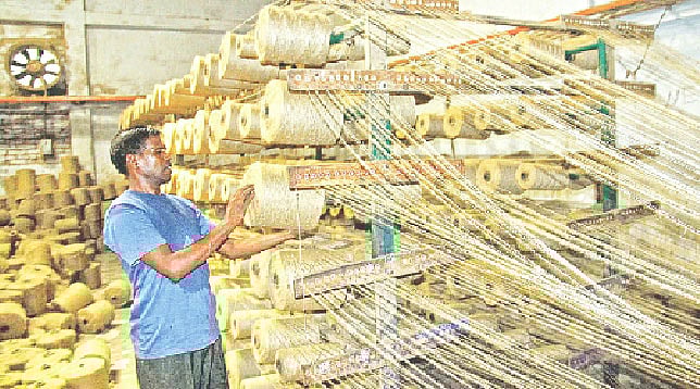 গত ১৫ বছর বিভিন্ন শিল্প খাতে মাঝেমধ্যে মজুরি বাড়লেও সেটা এত অল্প বেড়েছে যে প্রতিবারই ‘প্রকৃত মজুরি’ ছিল প্রায় নতুন মজুরির কম