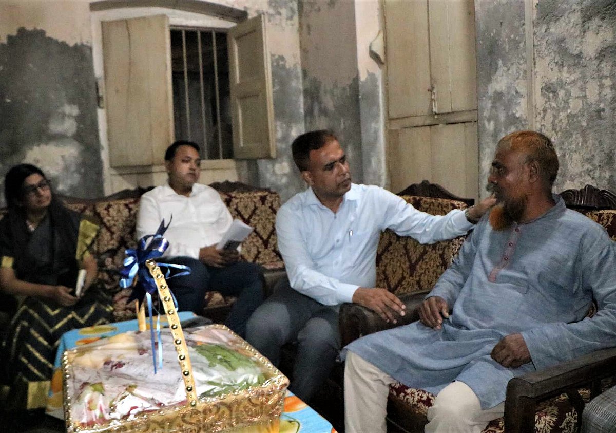 বৈষম্যবিরোধী ছাত্র আন্দোলনে নিহত আবদুল্লাহ আল আবিরের বাড়িতে যান সদ্য যোগদান করা বরিশালের জেলা প্রশাসক মোহাম্মদ দেলোয়ার হোসেন। আজ বুধবার দুপুরে নগরের গোড়াচাঁদ দাশ সড়কে