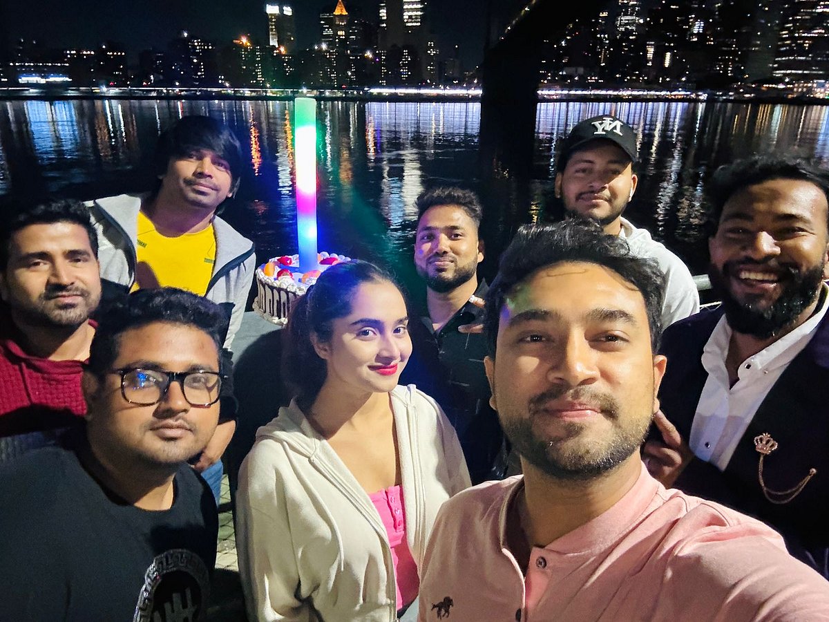 ব্রুকলিন ব্রিজের নিচে কেক কেটে জন্মদিন উদযাপন করলেন জোভান, সঙ্গে সহশিল্পী কেয়া পায়েলসহ আরও অনেকে ছিলেন