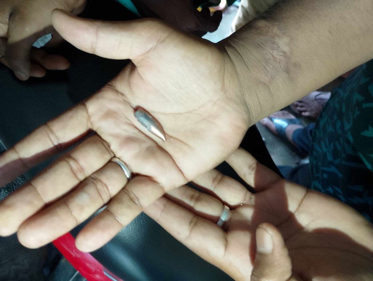 কক্সবাজারের টেকনাফ স্থলবন্দরে এসে পড়া গুলি দেখাচ্ছেন একজন ব্যবসায়ী। আজ দুপুরে