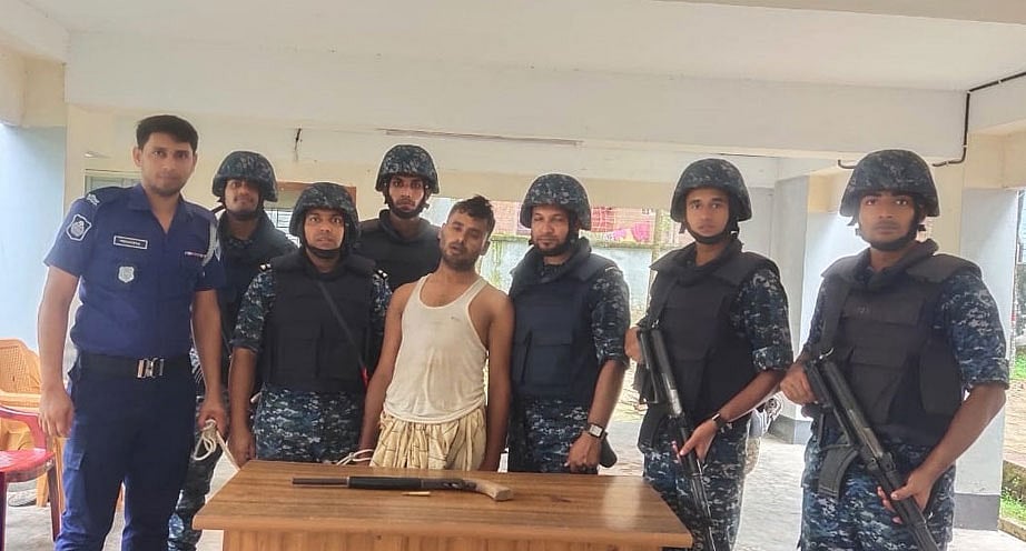 মহেশখালীর কালারমারছড়ায় গুলিভর্তি একটি শটগানসহ এক সন্ত্রাসীকে আটক করে নৌবাহিনী