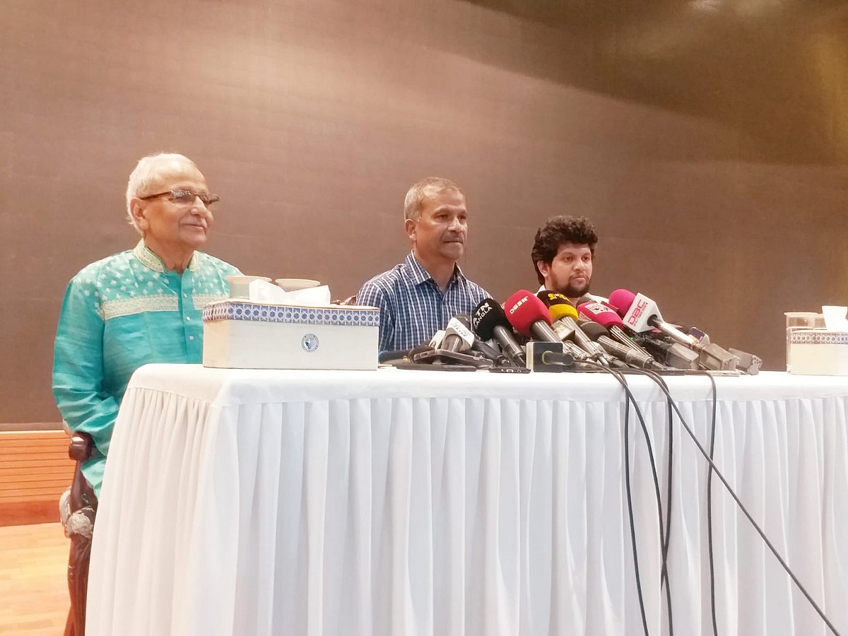 রাজধানীর ফরেন সার্ভিস একাডেমিতে আজ বৃহস্পতিবার সন্ধ্যায় সংবাদ সম্মেলনে কথা বলেন অন্তর্বর্তী সরকারের আইন উপদেষ্টা অধ্যাপক আসিফ নজরুল