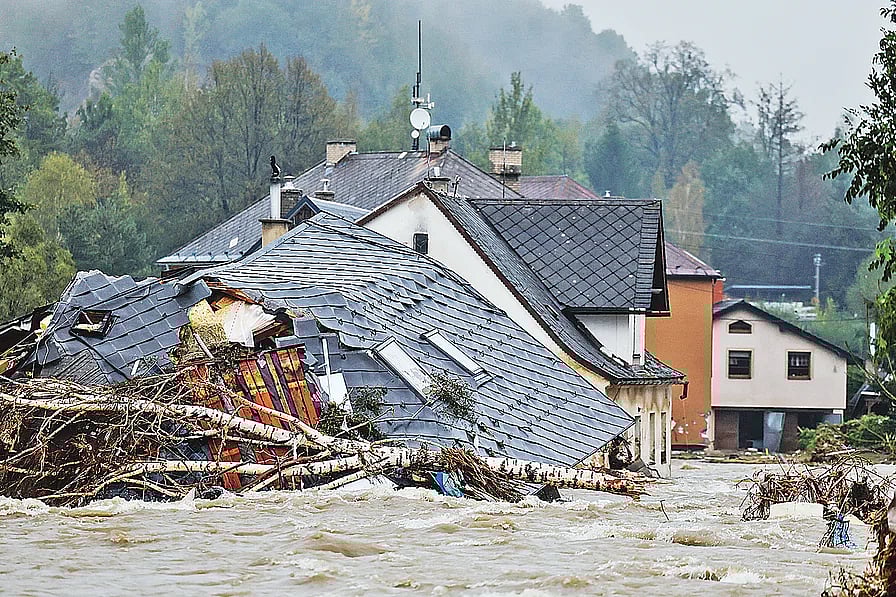 ভারী বৃষ্টির পর সৃষ্ট বন্যায় ভেঙে পড়েছে ঘর। জেসেনিক, চেক প্রজাতন্ত্র, ১৬ সেপ্টেম্বর ২০২৪