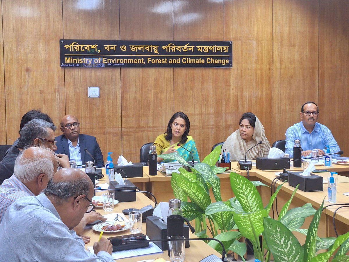 দোকান মালিক সমিতি ও প্লাস্টিক পণ্য ব্যবসায়ীদের সঙ্গে সভায় বক্তব্য দেন পরিবেশ, বন ও জলবায়ু পরিবর্তন মন্ত্রণালয়ের উপদেষ্টা সৈয়দা রিজওয়ানা হাসান