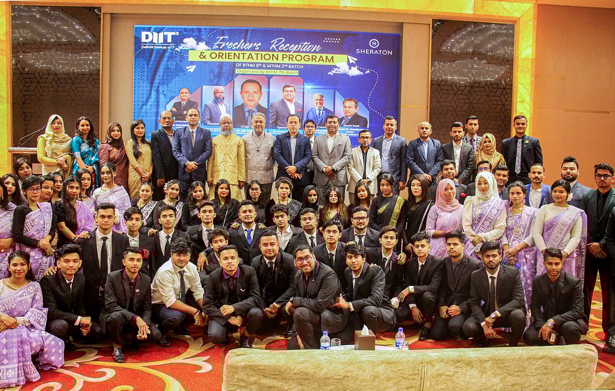 ট্যুরিজম অ্যান্ড হসপিটালিটি ম্যানেজমেন্টের (টিএইচএম) অষ্টম এবং মাস্টার অব ট্যুরিজম অ্যান্ড হসপিটালিটি ম্যানেজমেন্টের (এমটিএইচএম) দ্বিতীয় ব্যাচের শিক্ষার্থীদের অভ্যর্থনা অনুষ্ঠানে ডিআইআইটির প্রতিষ্ঠাতা ও চেয়ারম্যান ড. মো. সবুর খান, ড্যাফোডিল ফ্যামিলির গ্রুপ সিইও মোহাম্মদ নুরুজ্জামান এবং ডিআইআইটির অধ্যক্ষ প্রফেসর ড. মোহাম্মদ সাখাওয়াত হোসেন